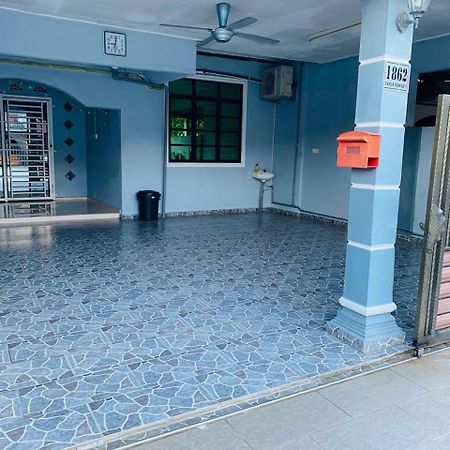 Zr Homestay Kemaman Dengan 3 Bilik Tidur 2 Bilik Air Chukai Exterior photo