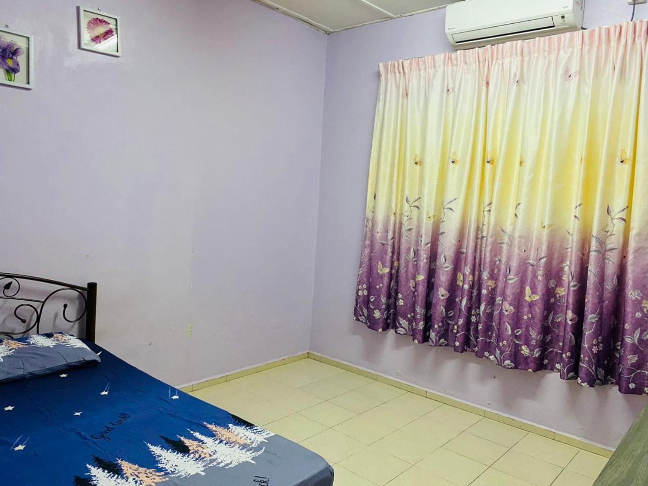 Zr Homestay Kemaman Dengan 3 Bilik Tidur 2 Bilik Air Chukai Exterior photo